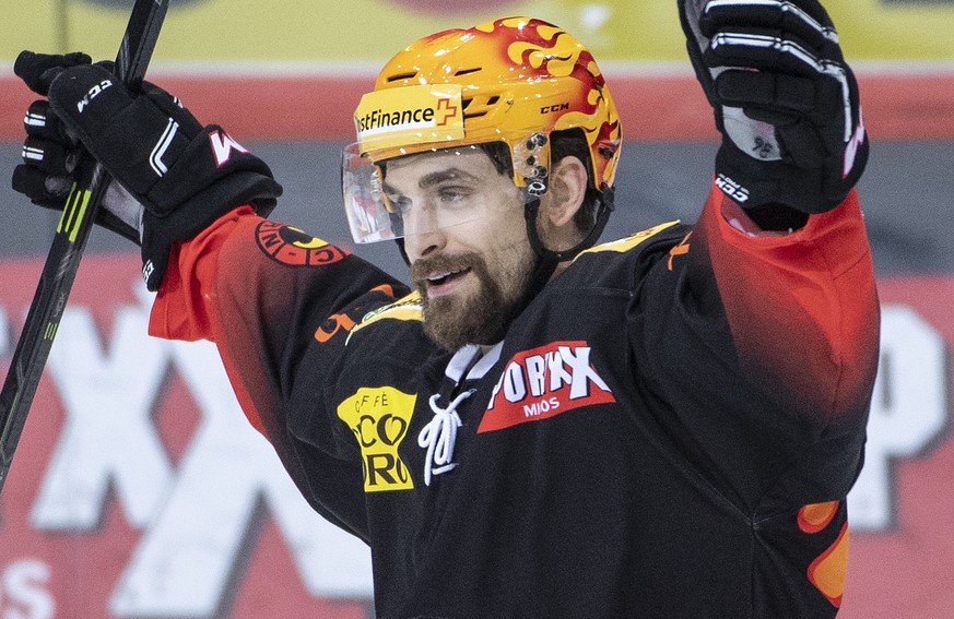 Berns Mark Arcobello feiert seinen Treffer zum 2:1 im dritten Eishockey Playoff-Finalspiel der National League zwischen dem SC Bern und dem EV Zug, am Dienstag 16. April 2019, in der PostFinance Arena ...