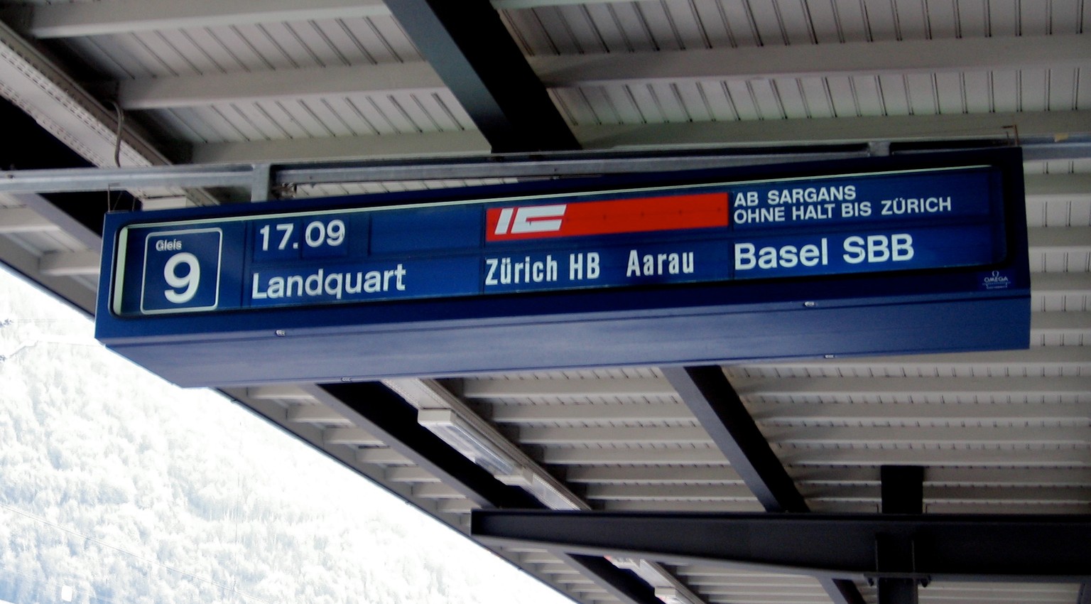Die alten Fallblatt-Anzeiger an den Bahnhöfen werden nach und nach durch LED ersetzt.
