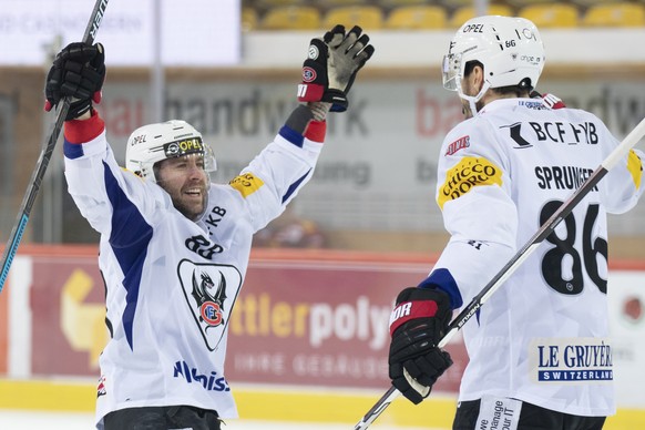 Fribourgs Christopher Didomenico, links, und Julien Sprunger, rechts, jubeln waehrend dem Meisterschaftsspiel der National League zwischen den SCL Tigers und dem HC Fribourg-Gotteron, am Dienstag 15.  ...