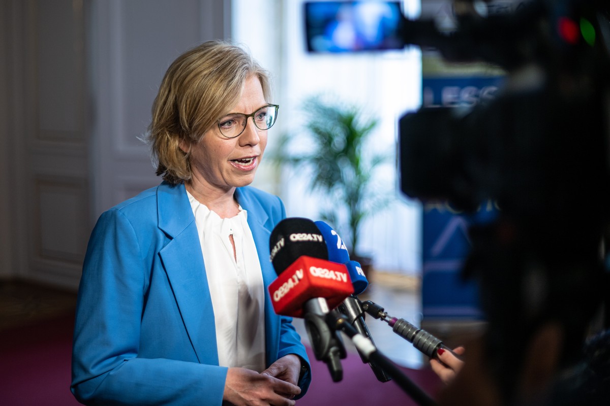 epa10630886 Leonore Gewessler, Federal Minister for Climate Action, Environment, Energy, Mobility, Innovation and Technology of Austria, arrives for the 'Austrian World Summit' at the Hofbur ...