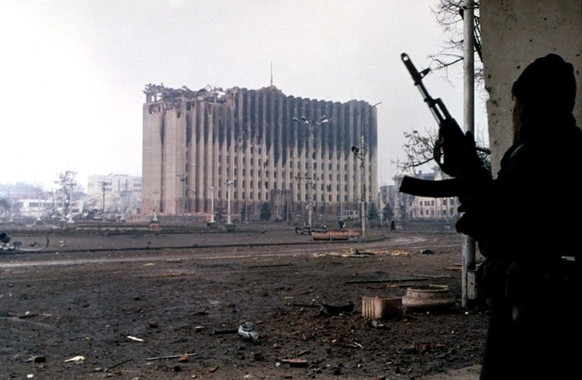 Tschetschenischer Kämpfer steht in der Nähe des zerstörten Regierungsgebäudes in Grosny (Januar 1995).
https://commons.wikimedia.org/w/index.php?curid=343751