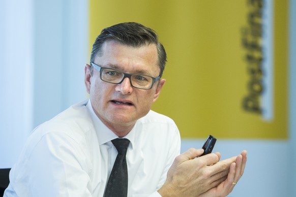 Hansruedi Koeng, CEO Postfinance, spricht waehrend einer Medienkonferenz, am Donnerstag, 7. Juni 2018 in Bern ueber die geplanten Entlassungen bei der Postfinance. (KEYSTONE/Peter Klaunzer)