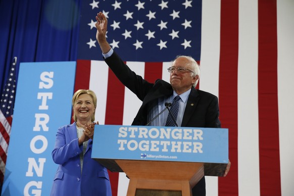 Wollen zusammen Stärke zeigen: Clinton und Sanders am Dienstag in Portsmouth.<br data-editable="remove">