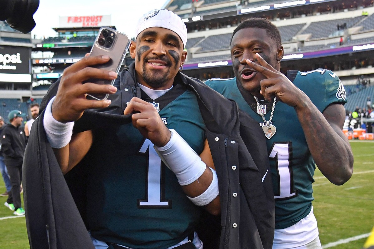 NFL, American Football Herren, USA Tennessee Titans at Philadelphia Eagles Dec 4, 2022 Philadelphia, Pennsylvania, USA Philadelphia Eagles quarterback Jalen Hurts 1 and wide receiver A.J. Brown 11 wal ...