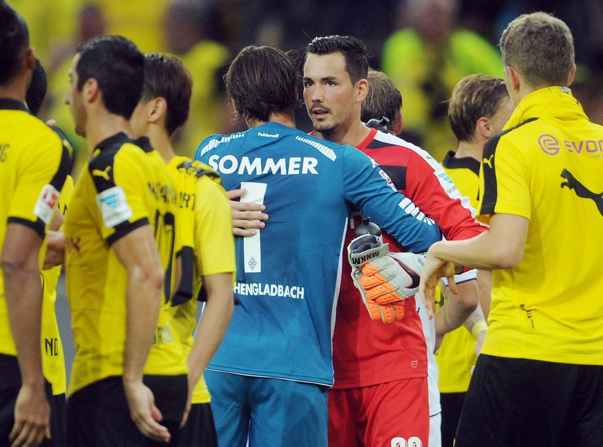 Treffen der Schweizer Goalies: Roman Bürki tröstet den geschlagenen Yann Sommer.