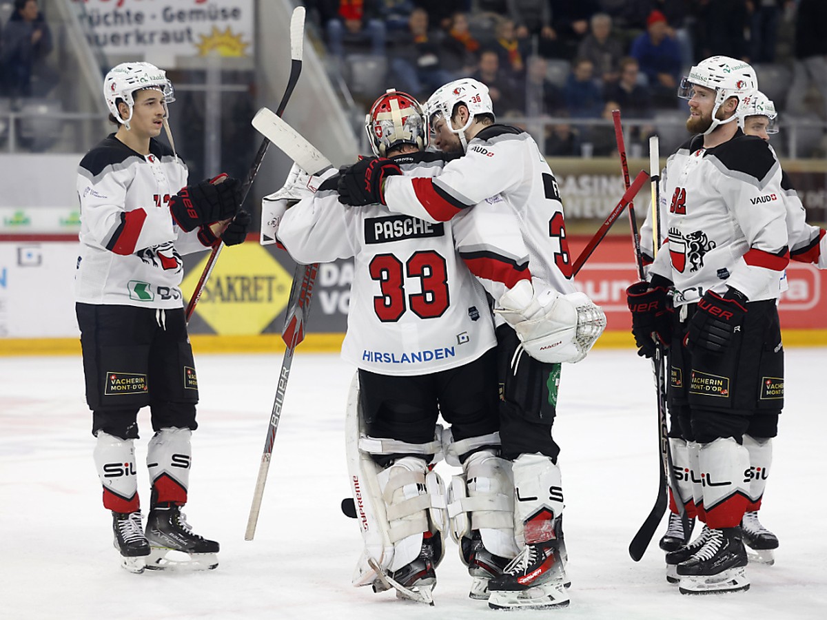 Le gardien du LHC Kevin Pasche f�licit� par ses co�quipiers