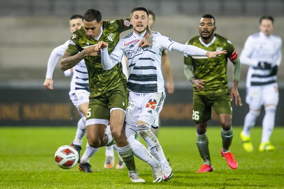 Le defenseur valaisan Leo Lacroix, gauche, lutte pour le ballon avec l&#039;attaquant balois Ricky van Wolfswinkel, droite, lors de la rencontre de football a huis clos de Super League entre FC Sion e ...