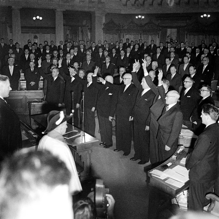 Alle in Schwarz – und alles Männer: Der Bundesrat von 1959. CVP-Generalsekretär Martin Rosenberg war es mithilfe der SP gelungen, die Zauberformel 2-2-2-1 zu installieren – je zwei Sitze für FDP, CVP  ...