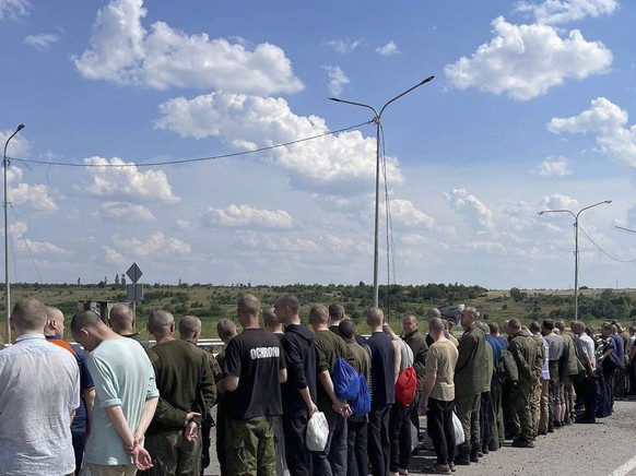 Ein Bild des ukrainischen Verteidigungsministerium zeigt ukrainische Kriegsgefangene die am 29. Juni ausgetauscht werden und freikommen.
