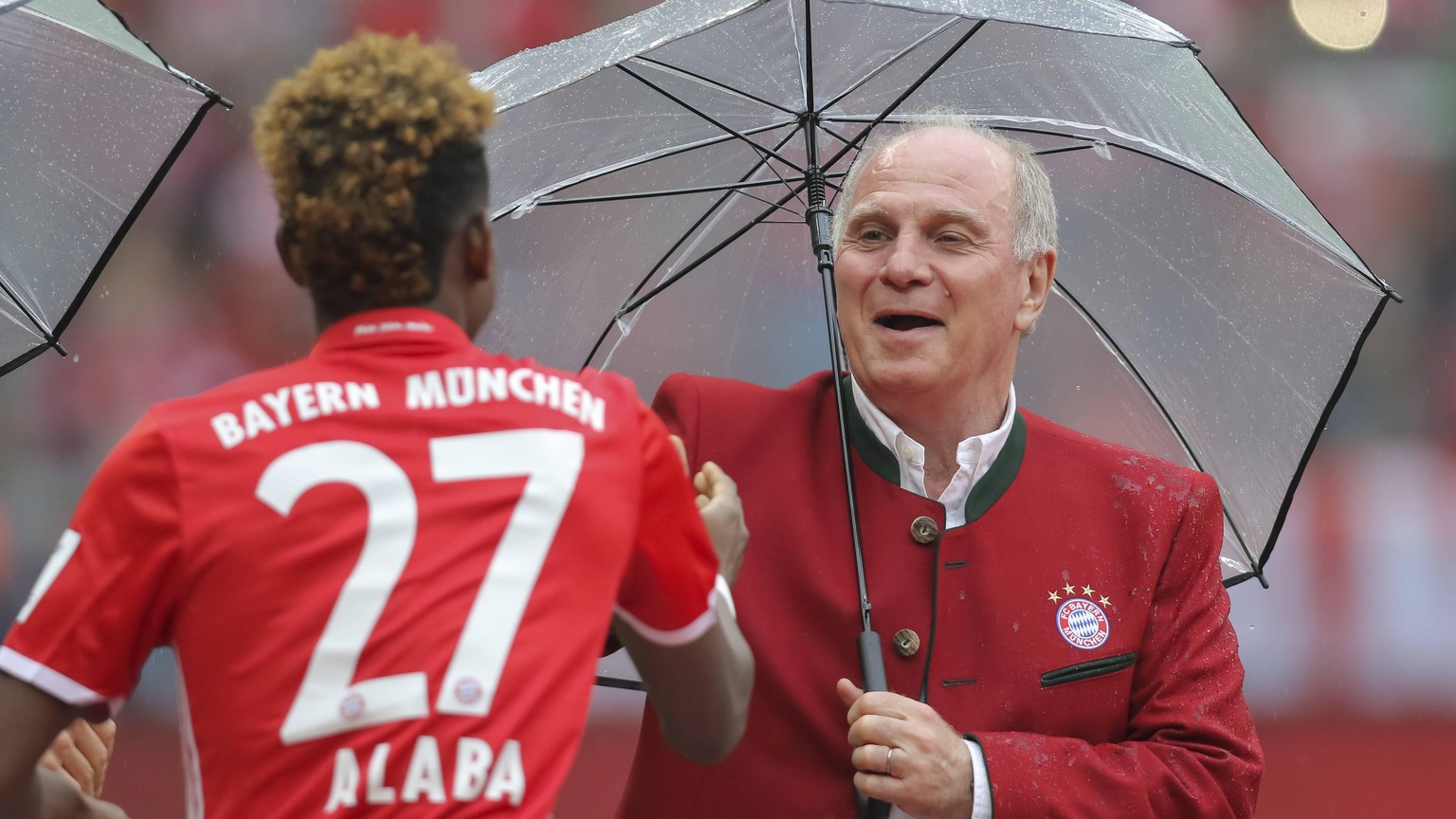 Uli HOENESS (FCB) unterm Regenschirm mit David ALABA, FCB 27 Halbfigur, Freis , Aktion, Einzelbild, Portrait, Porträt, FC BAYERN MUENCHEN - HANNOVER 96 3-1 Fussball 1. Bundesliga , Muenchen, am 14.05. ...