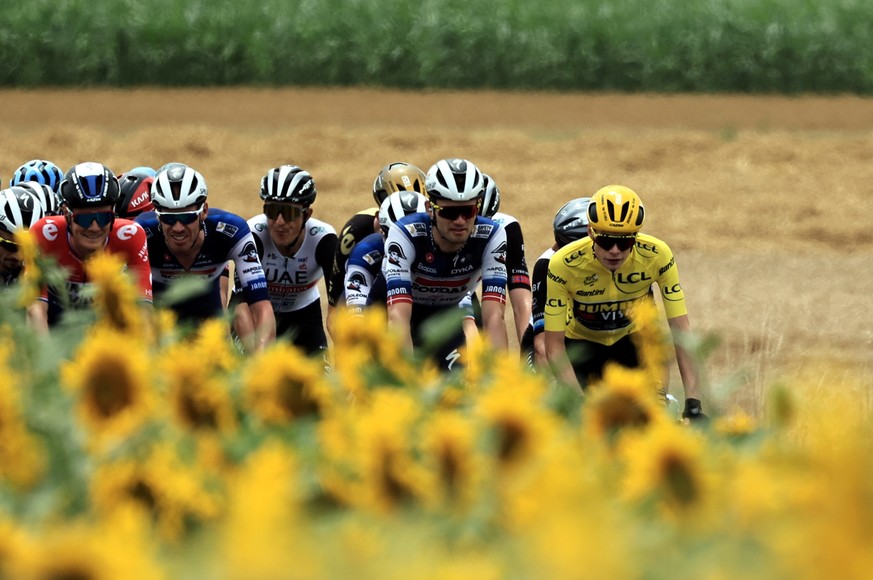 epa10741315 Yellow Jersey overall leader Danish rider Jonas Vingegaard of team Jumbo-Visma (R) and other riders during the 11th stage of the Tour de France 2023, a 180 km race from Clermont-Ferrand to ...