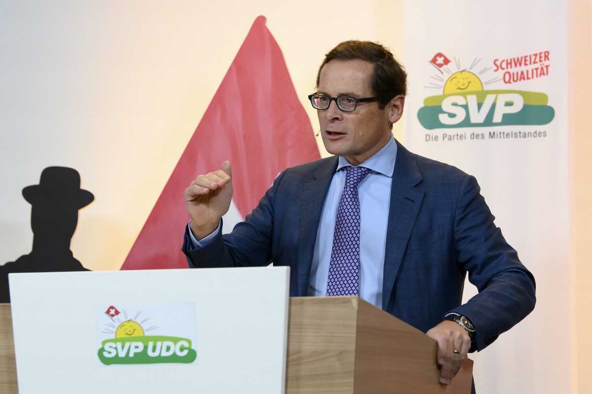 Nationalrat Roger Koeppel, SVP-ZH, spricht am Delegiertenversammlung die Schweizerische Volkspartei der Schweiz (SVP Schweiz), am Samstag, 24. Oktober 2020, in Bern. Mit Blick auf die steigenden Coron ...