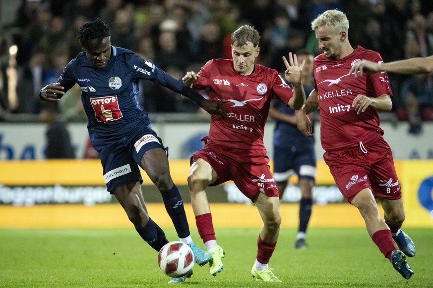 Luzerns Asumah Abubakar, Winterthurs Carmine Chiappetta und Winterthurs Samir Ramizi, von links, im Fussball Meisterschaftsspiel der Super League zwischen dem FC Winterthur und dem FC Luzern im Stadio ...