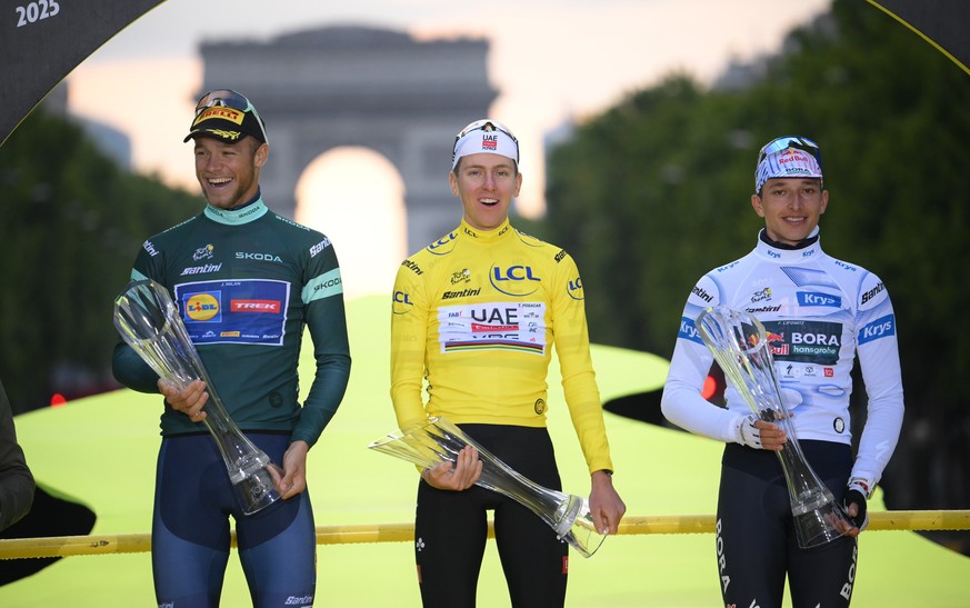 epa12266668 Yellow Jersey overall winner Slovenian rider Tadej Pogacar (C) of UAE Team Emirates, Green Jersey points best Italian rider Jonathan Milan (L) of Lidl - Trek team and White Jersey best you ...