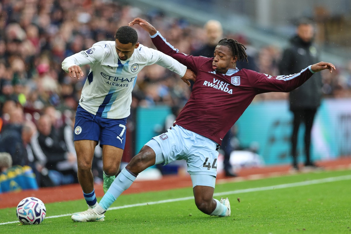 Aston Villa's Johan Manzambi, right, challenges for the ball with Manchester City's Iliman Ndiaye during the English Premier League soccer match between Aston Villa and Manchester City in Bi ...
