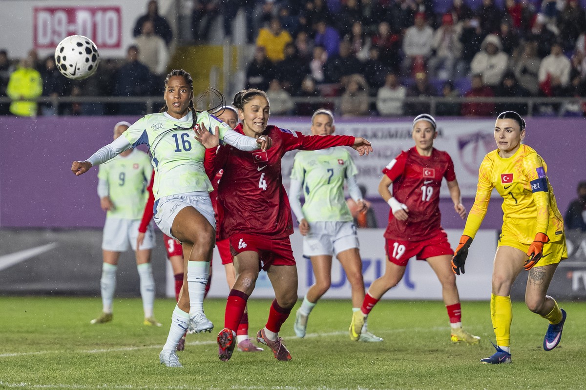 Switzerland's Aurelie Csillag, Turkey's Eda Karatas, Switzerland's Riola Xhemaili, Turkey's Busem Seker and Turkey's Selda Akgoez, from left, during the FIFA 2027 Women's ...