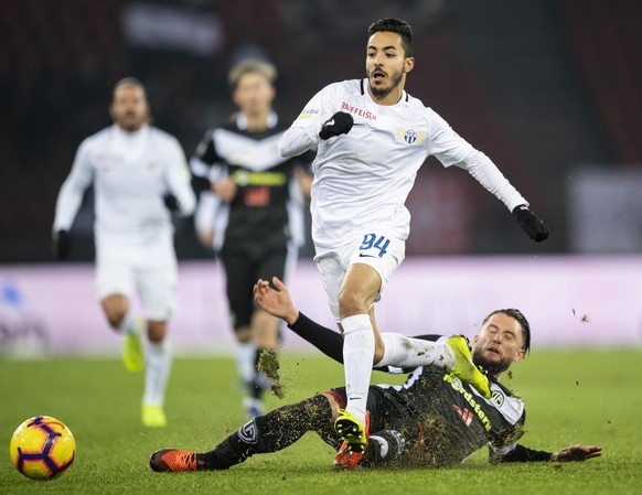 Zuerichs Salim Khelifi, links, spielt um den Ball mit Luganos Mijat Maric, rechts, im Fussball Meisterschaftsspiel der Super League zwischen dem FC Zuerich und dem FC Lugano im Letzigrund, am Sonntag, ...