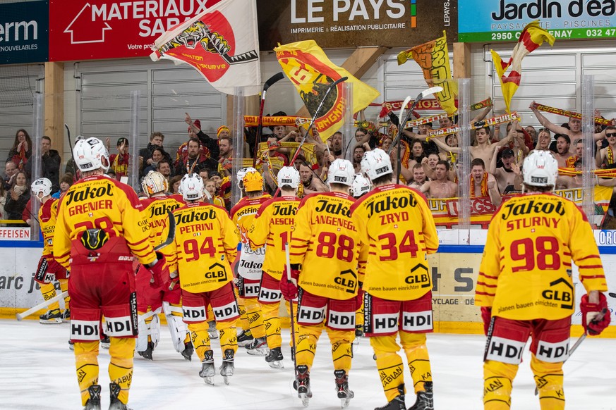 Les joueurs bernois de Langnau saluent leurs supporters, lors de la rencontre du championnat suisse de hockey sur glace de National League, entre HC Ajoie et SCL Tigers, ce vendredi, 11 mars 2022, a l ...