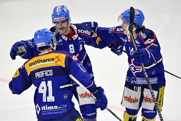 Klotens Marc Marchon, Mitte, jubelt mit Leandro Profico, links, und Mischa Ramel, rechts, nach seinem Tor zum 2-0 beim Eishockeyspiel der National League EHC Kloten gegen den HC Ajoie in der Stimo Are ...