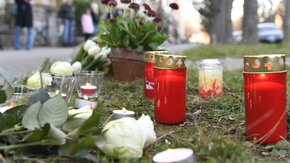 Blumen und Kerzen am Tatort in Basel, wo ein siebenjähriger Schulbub Opfer eines Tötungsdelikts wurde. Bei der mutmasslichen Täterin, einer 75-jährigen Frau, bestehen Zweifel an der Schuldfähigkeit.