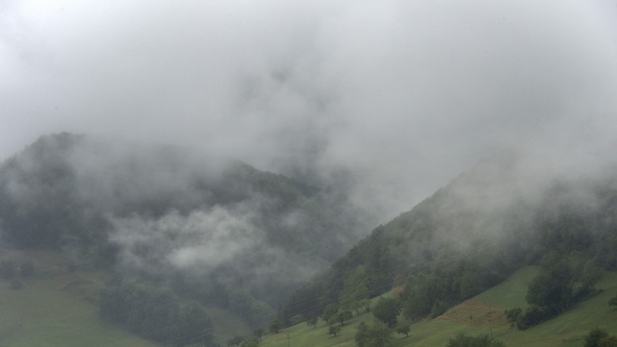Nebel und Wolken umhuellen die Landschaft bei Grindel im Kanton Solothurn am Montag, 10. August 2015. (KEYSTONE/Georgios Kefalas)