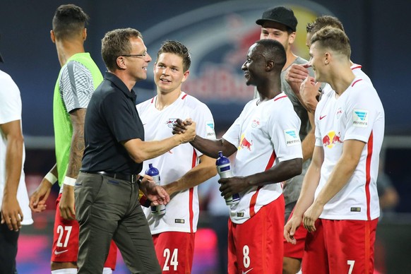 Rangnick beim Handschlag mit Naby Keita.