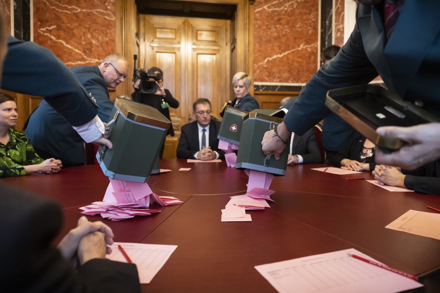 Ratsweibel leeren die Stimmzettel aus den Urnen auf den Tisch der Stimmenzaehler, bei der Ersatzwahl in den Bundesrat durch die Vereinigte Bundesversammlung, am Mittwoch, 7. Dezember 2022 im im Nation ...