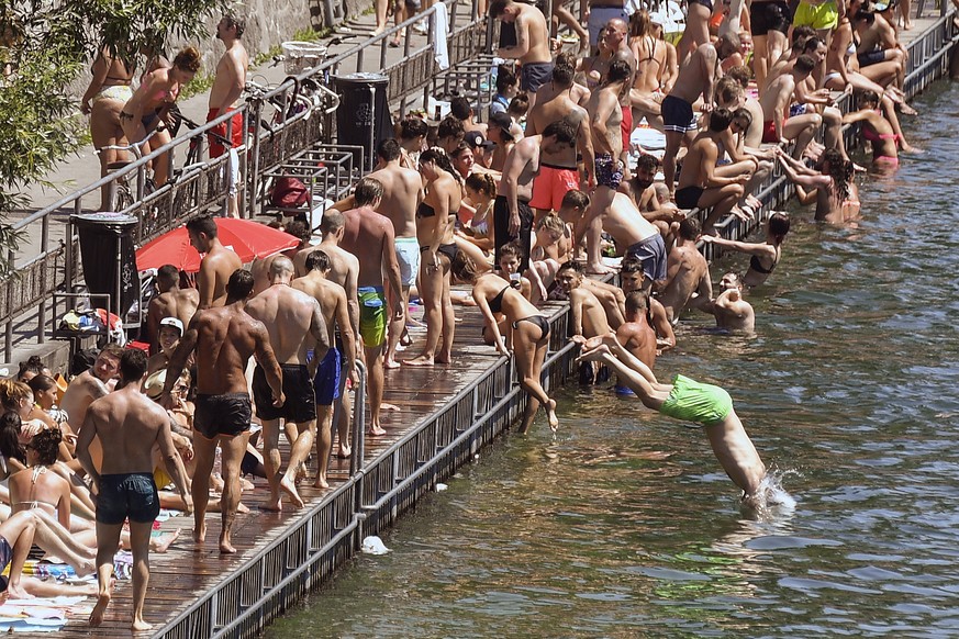 Gedraenge beim Flussbad Oberer Letten in Zuerich am Sonntag, 10. Juli 2016. (KEYSTONE/Walter Bieri)