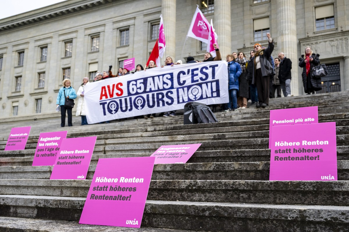 Des femmes manifestent avec des banderoles devant le Tribunal federal avant l'ouverture d'une audience sur les recours contre la votation sur le relevement de l'age de la retraite des f ...