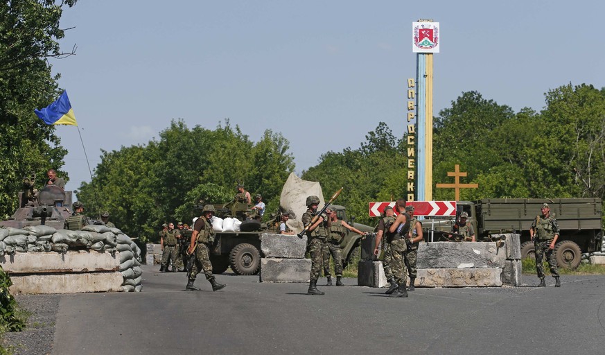 Ukrainische Soldaten sichern einen Checkpoint in Donezk