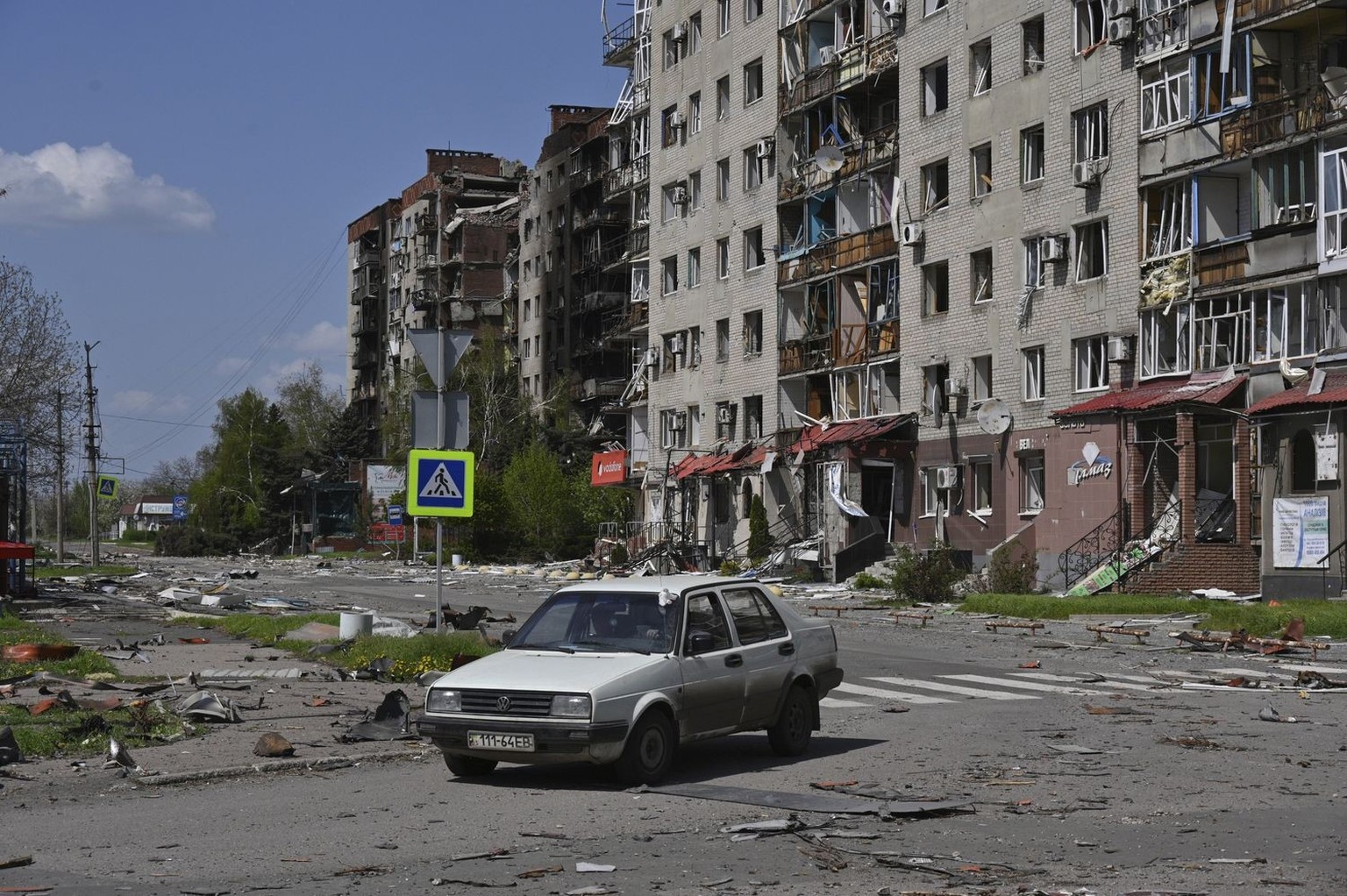 KEYPIX - An abandoned car stands against the background of damaged buildings in central Pokrovsk, the site of the heaviest battles with the Russian troops in the Donetsk region, Ukraine, Wednesday, Ap ...