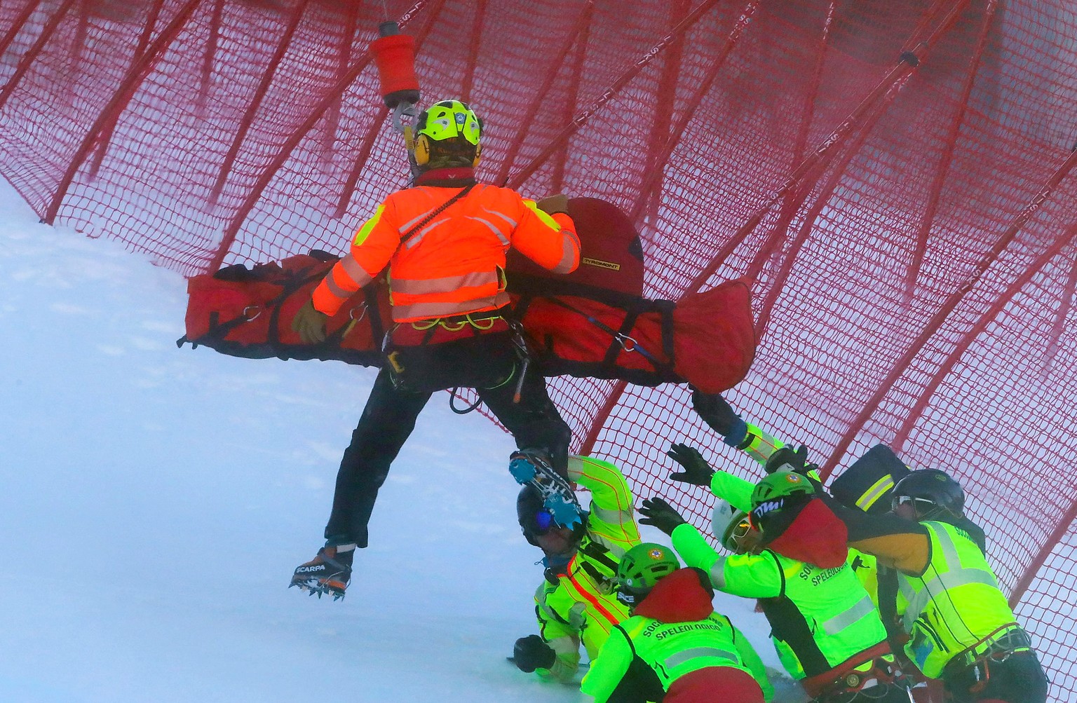 epaselect epaselect epa08093713 Hannes Reichelt of Austria is lifted on a helicopter after crashing during the Men&#039;s Downhill race at the FIS Alpine Skiing World Cup in Bormio, Italy, 28 December ...