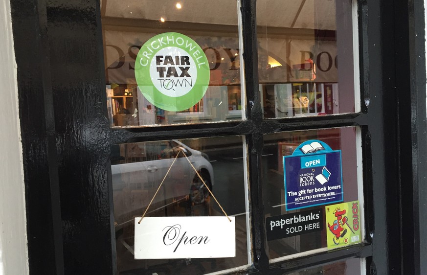 «It's all about Fairness» – Aufkleber am Eingang zum Buchladen Bookish.