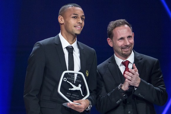 Djibril Sow, BSC Young Boys, erhaelt den Award &quot;Best Youngster&quot;, links, neben Mauro Lustrinelli, rechts, an der 6. SFL Award Night am Montag, 28. Januar 2019, im KKL in Luzern. (KEYSTONE/Ale ...