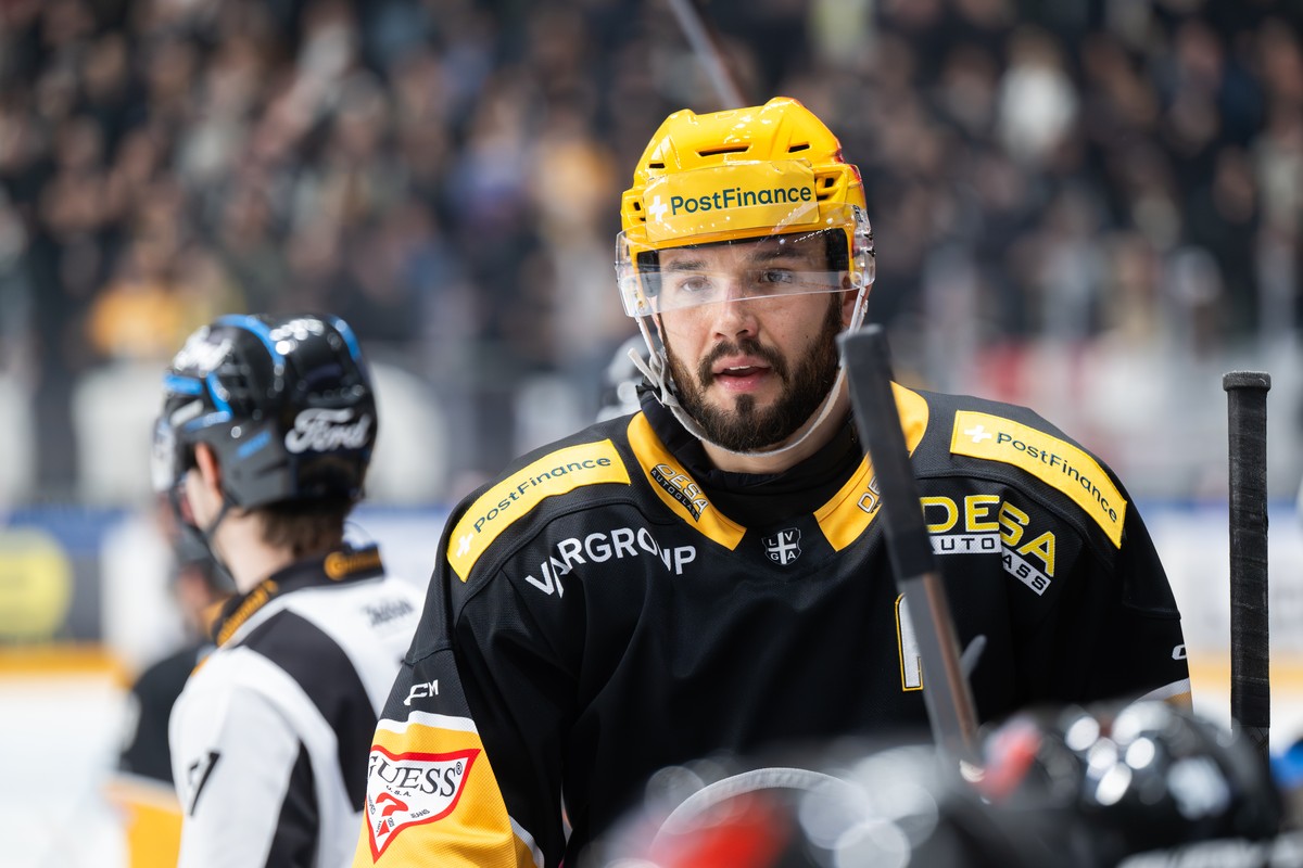 PostFinance Top Scorer Luca Fazzini (HCL), during the regular season of National League Swiss Championship 2025/26 between HC Lugano and EV Zug at the ice stadium Corner Arena in Lugano Switzerland, M ...