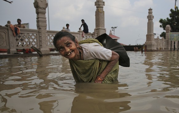 Vor allem Menschen im globalen Süden leiden unter dem Klimawandel: Wie diese Frau im indischen Varanasi.