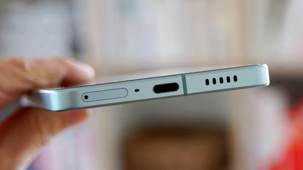 Der 4500 mAh starke Akku ist via USB-C in gut 30 Minuten vollständig geladen.