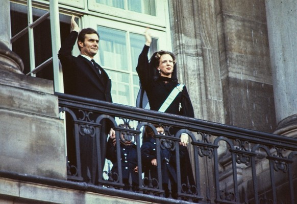 DANMARK KÖPENHAMN 1972-01-14 Queen Margrethe of Denmark and Prince Henrik after her coronation at the Amalienborg Palace. KÖPENHAMN DANMARK x36100x *** DANMARK KÖPENHAMN 1972 01 14 Queen Margrethe of  ...