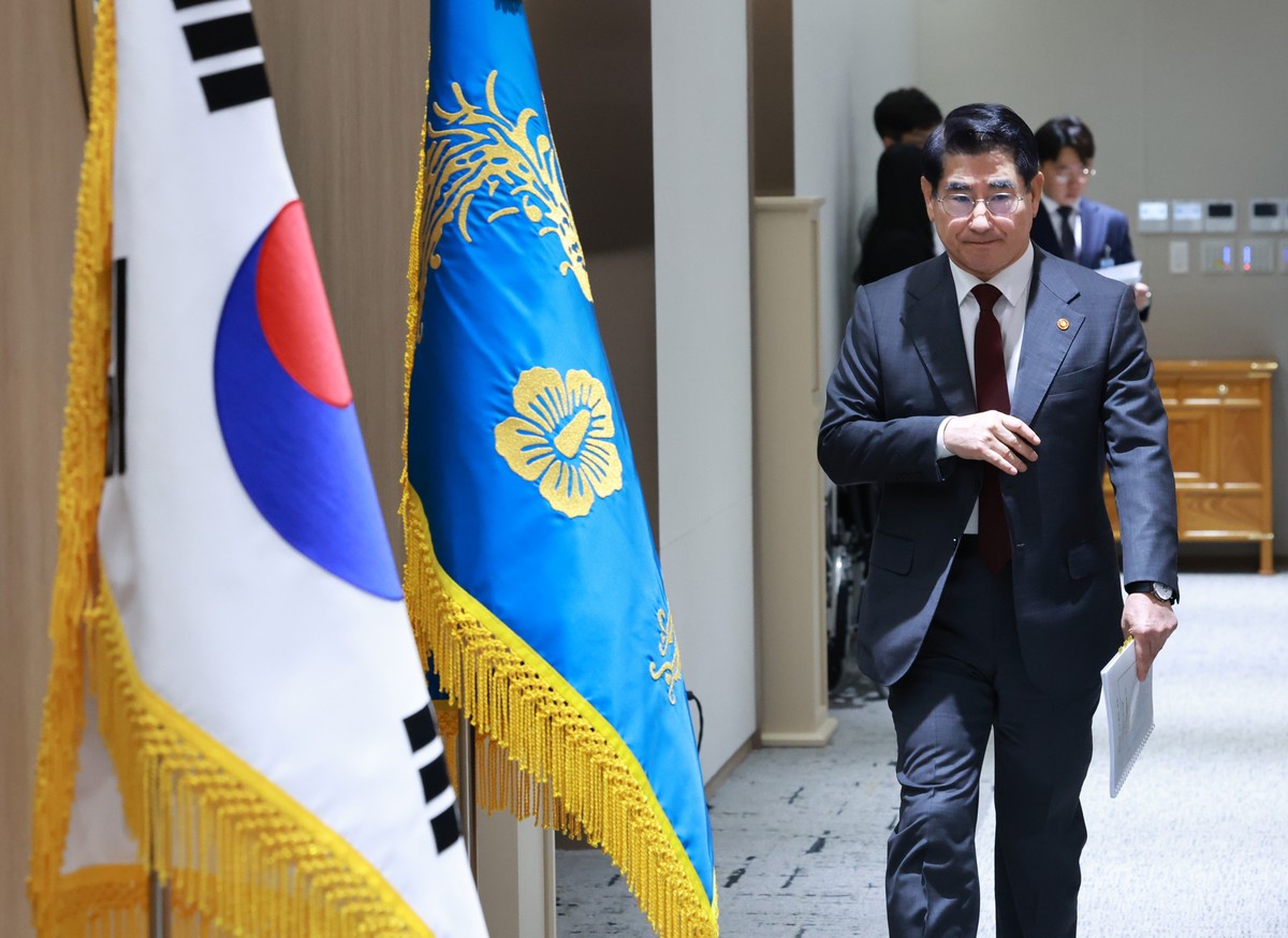 epa11659818 South Korean Defense Minister Kim Yong-hyun attends a Cabinet meeting at the presidential office in Seoul, South Korea, 15 October 2024. EPA/YONHAP SOUTH KOREA OUT