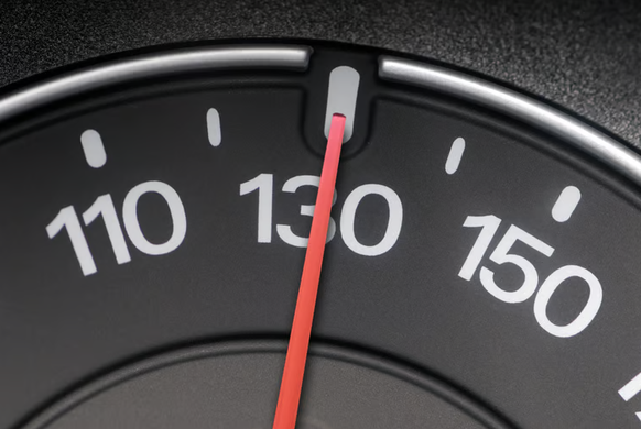 Bis ins Jahr 1985 galt auf Autobahnen ein Tempolimit von 130 km/h, seither liegt die Höchstgeschwindigkeit bei 120 km/h.