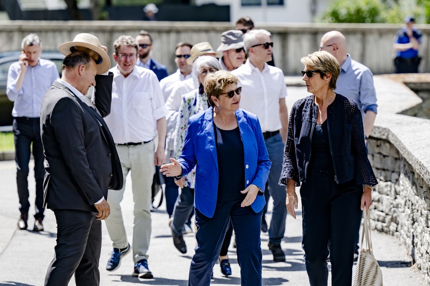 La presidente de la Confedration Viola Amherd, centre, et la conseillere federale Karin Keller-Sutter, droite, arrivent avec les autres membres du Conseil federal et le president de Brig-Glis Mathias  ...