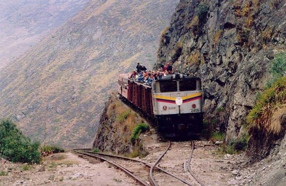Der preisgekrönte Schweizer Eisenbahn-Fotograf David Gubler erklärt seine 20 besten Fotos
Der „Devils Nose“ in Ecuador hat er sicherlich auch schon gesehen und Fotografiert. Unglaublich wie der sich durch die Vorläufe der Anden schlängelt!