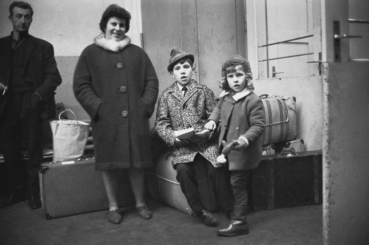 Une famille italienne s’apprête à rentrer au pays pour fêter Noël (1966).
https://permalink.nationalmuseum.ch/100714135