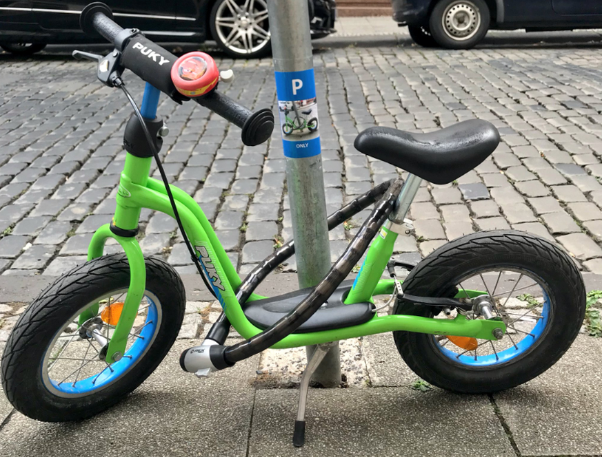 Das grüne Fahrrad auf dem neuen Parkplatz.