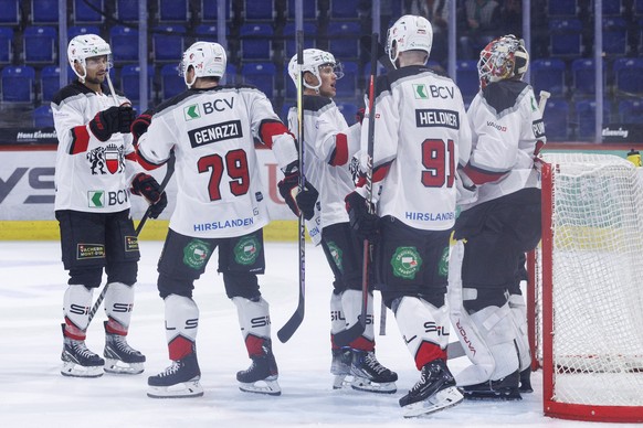 Lausanne HC Spieler und Torhueter Ivars Punnevos feiern den 3-2 Sieg im Eishockey-Meisterschaftsspiel der National League zwischen dem EHC Kloten und Lausanne HC am Freitag, 22. September 2023, in Klo ...