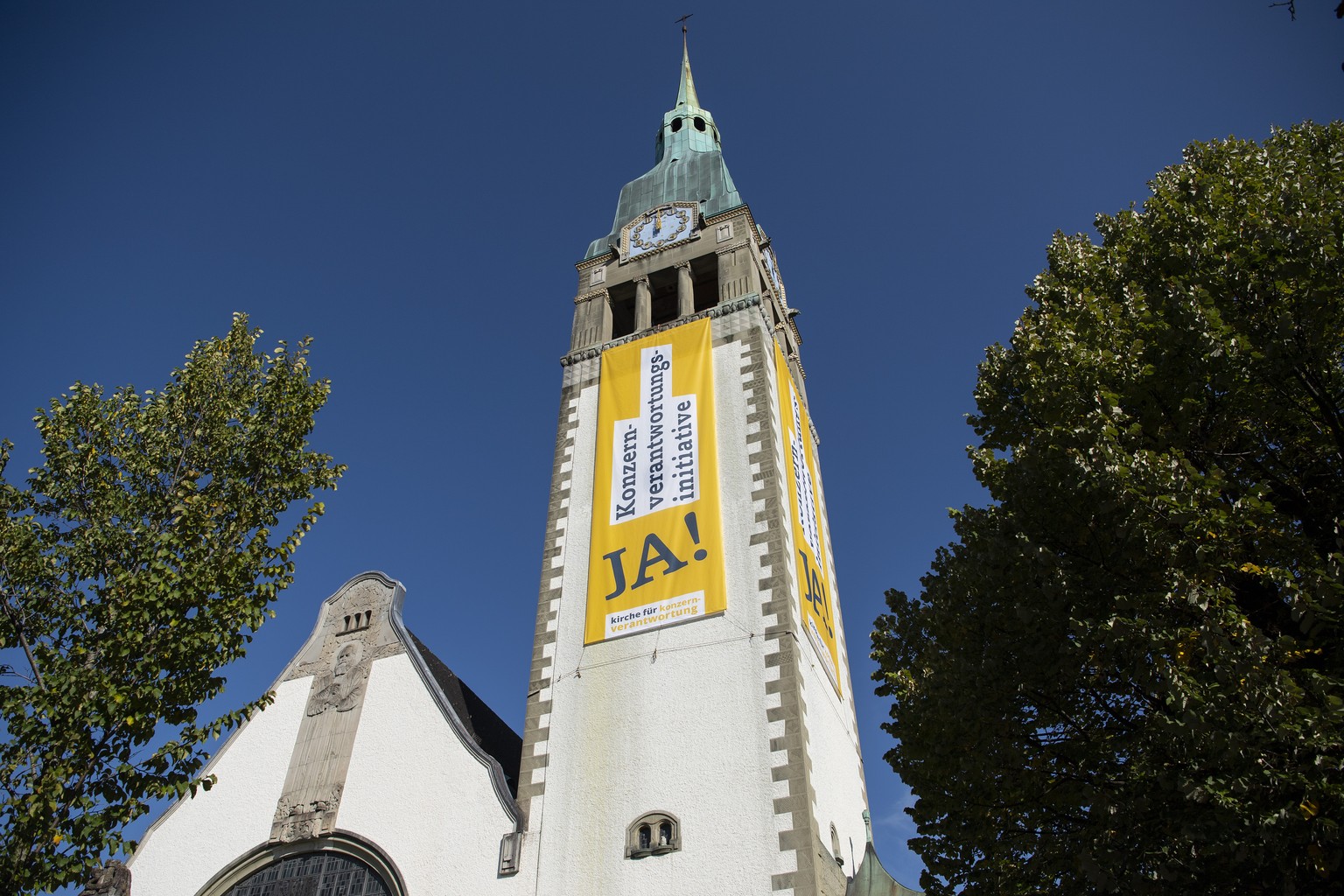 Uebergrosse Banner zur Konzernverantwortungsinitiative haengen an der reformierten Pauluskirche, am Montag, 19. Oktober 2020, in Bern. Ueber die Eidgenoessische Vorklage wird am 29. November abgestimm ...