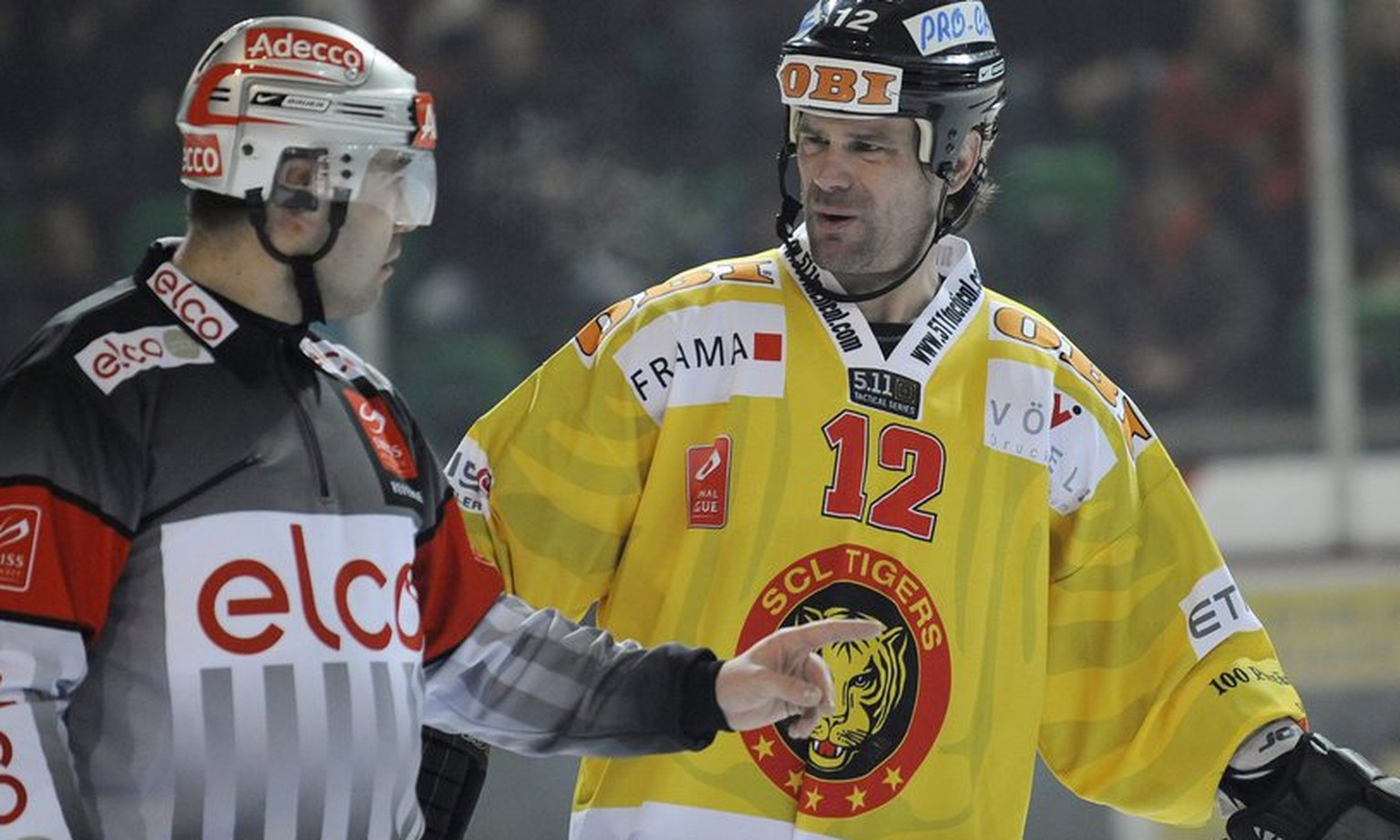 Der ehemalige Langnau-Spieler Todd Elik diskutiert mit dem Schiedsrichter. Wie verhält sich Elik als Trainer?