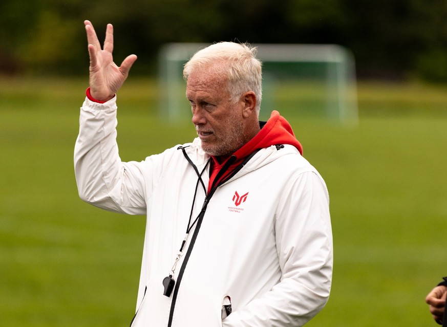 Val Gunn ist der Cheftrainer.