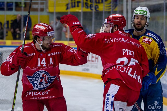 SC Rapperswil-Jona Lakers Stuermer Tom Pyatt, Mitte, feiert seinen Treffer zum 2-0 mit Corsin Casutt, links, waehrend dem Eishockey-Meisterschaftsspiel der National League zwischen den SC Rapperswil-J ...