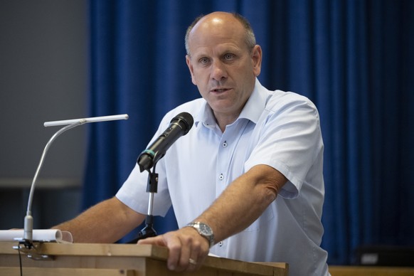 Gemeindepraesident Daniel Albertin spricht an der Versammlung der Gemeinde Albula, am Donnerstag, 9. Juli 2026, in Tiefencastel. Das Dorf Brienz war wegen eines erneuten drohenden Bergsturz ueber 62 W ...